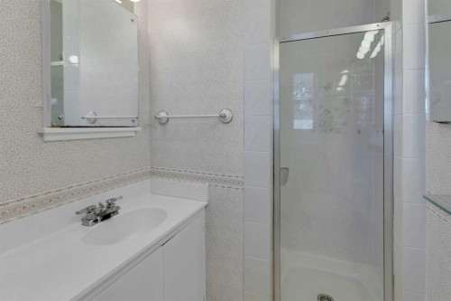 4720 Coronation Drive Sw, Calgary, AB - Indoor Photo Showing Bathroom
