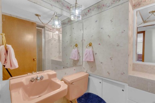 4720 Coronation Drive Sw, Calgary, AB - Indoor Photo Showing Bathroom