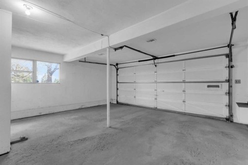 4720 Coronation Drive Sw, Calgary, AB - Indoor Photo Showing Garage