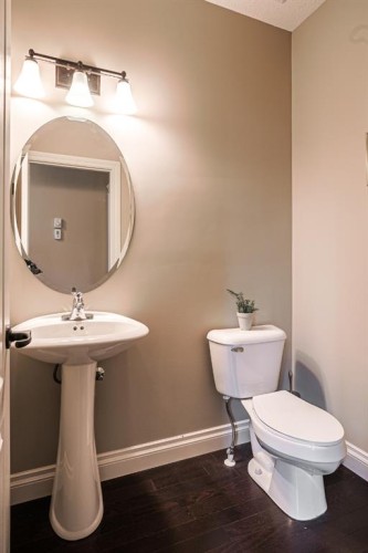 180 Ascot Drive Sw, Calgary, AB - Indoor Photo Showing Bathroom