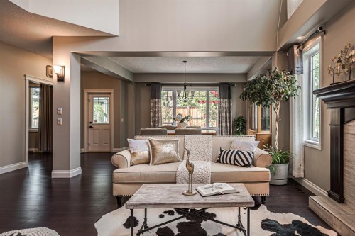 180 Ascot Drive Sw, Calgary, AB - Indoor Photo Showing Living Room