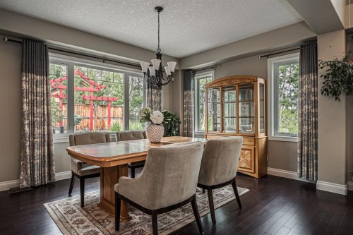 180 Ascot Drive Sw, Calgary, AB - Indoor Photo Showing Dining Room