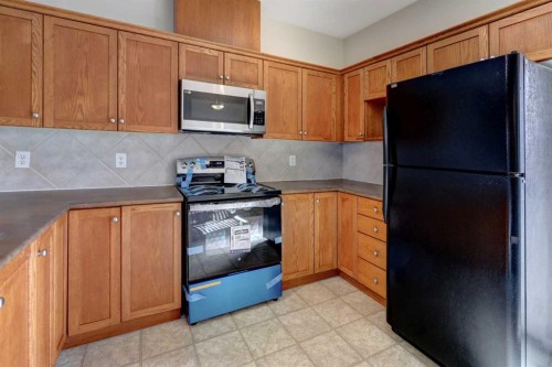 302-2006 Luxstone Boulevard Sw, Airdrie, AB - Indoor Photo Showing Kitchen