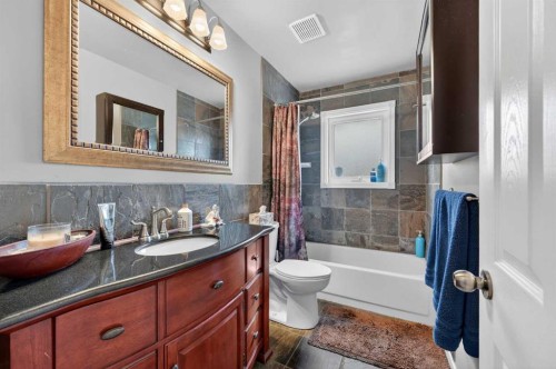 2023 Glenwood Drive Sw, Calgary, AB - Indoor Photo Showing Bathroom