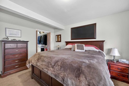 2023 Glenwood Drive Sw, Calgary, AB - Indoor Photo Showing Bedroom