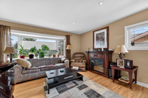 2023 Glenwood Drive Sw, Calgary, AB - Indoor Photo Showing Living Room