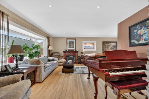 2023 Glenwood Drive Sw, Calgary, AB - Indoor Photo Showing Living Room
