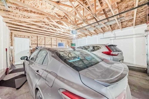 10097 46 Street Ne, Calgary, AB - Indoor Photo Showing Other Room