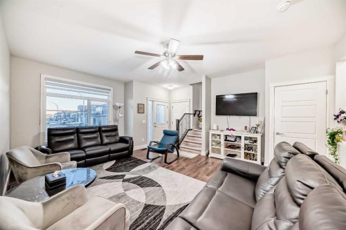 10097 46 Street Ne, Calgary, AB - Indoor Photo Showing Living Room