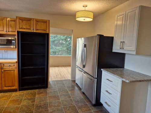 3415 Benton Drive Nw, Calgary, AB - Indoor Photo Showing Kitchen