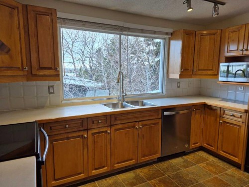 3415 Benton Drive Nw, Calgary, AB - Indoor Photo Showing Kitchen With Double Sink