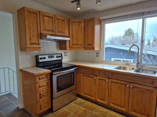 3415 Benton Drive Nw, Calgary, AB - Indoor Photo Showing Kitchen With Double Sink