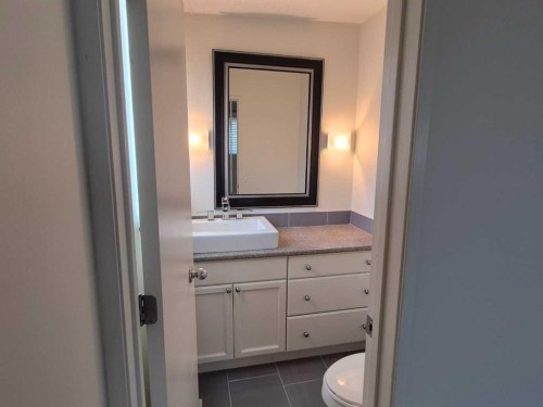3415 Benton Drive Nw, Calgary, AB - Indoor Photo Showing Bathroom
