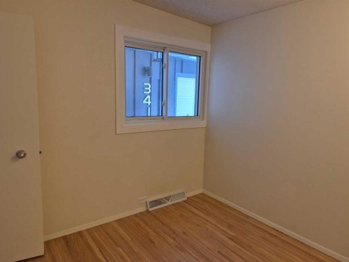 3415 Benton Drive Nw, Calgary, AB - Indoor Photo Showing Other Room