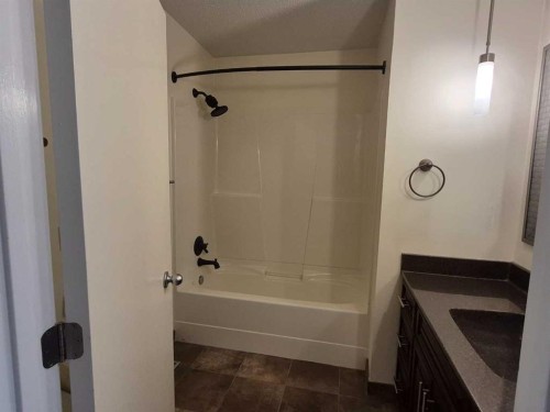 3415 Benton Drive Nw, Calgary, AB - Indoor Photo Showing Bathroom