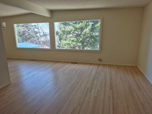 3415 Benton Drive Nw, Calgary, AB - Indoor Photo Showing Other Room