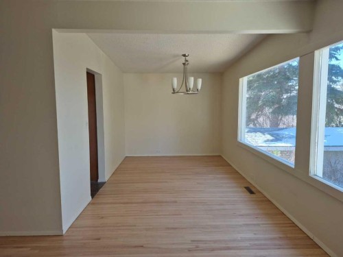 3415 Benton Drive Nw, Calgary, AB - Indoor Photo Showing Other Room