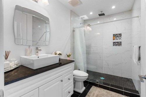 409 Kinniburgh Boulevard, Chestermere, AB - Indoor Photo Showing Bathroom