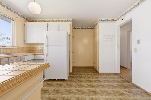 5044 Norris Road Nw, Calgary, AB - Indoor Photo Showing Kitchen
