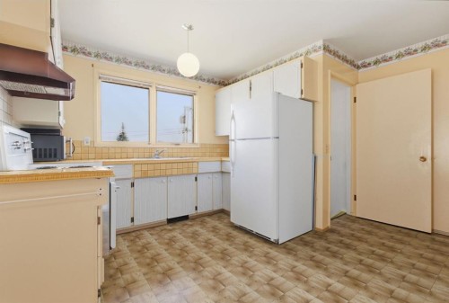 5044 Norris Road Nw, Calgary, AB - Indoor Photo Showing Kitchen
