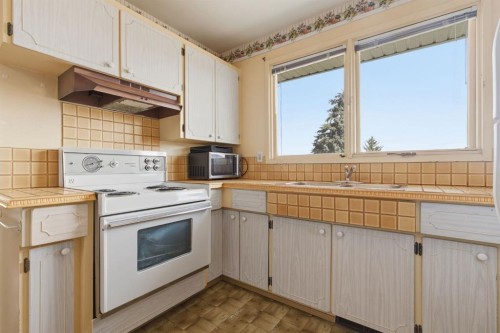 5044 Norris Road Nw, Calgary, AB - Indoor Photo Showing Kitchen With Double Sink