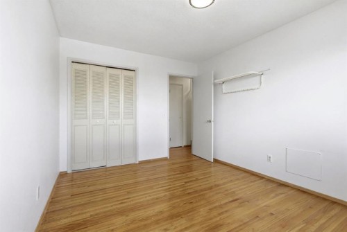 5044 Norris Road Nw, Calgary, AB - Indoor Photo Showing Other Room