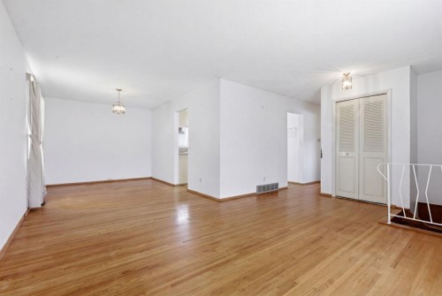 5044 Norris Road Nw, Calgary, AB - Indoor Photo Showing Other Room