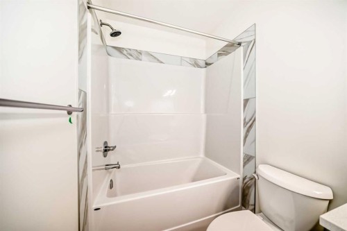 1078 Sawgrass Link Nw, Airdrie, AB - Indoor Photo Showing Bathroom