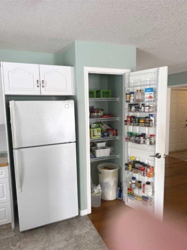 218 Centre Avenue West, Airdrie, AB - Indoor Photo Showing Kitchen