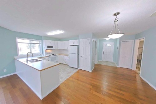 218 Centre Avenue West, Airdrie, AB - Indoor Photo Showing Kitchen