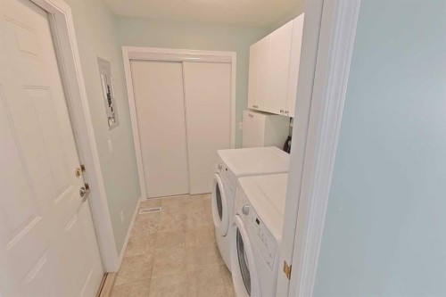 218 Centre Avenue West, Airdrie, AB - Indoor