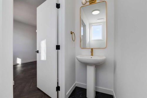 7126 Rangeview Avenue Se, Calgary, AB - Indoor Photo Showing Bathroom