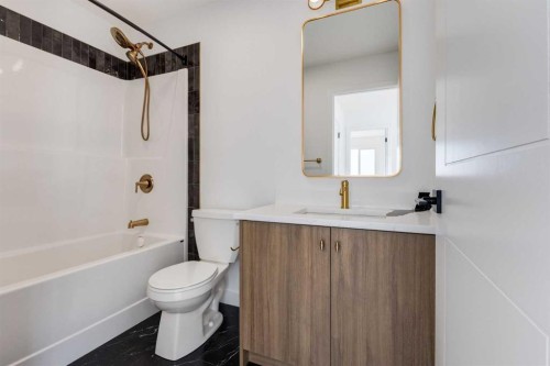 7126 Rangeview Avenue Se, Calgary, AB - Indoor Photo Showing Bathroom