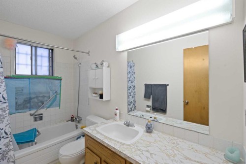 1521 44 Street Se, Calgary, AB - Indoor Photo Showing Bathroom