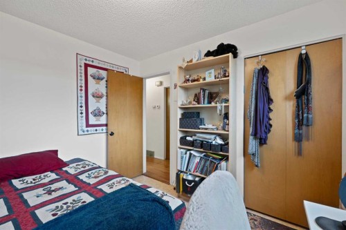 1521 44 Street Se, Calgary, AB - Indoor Photo Showing Bedroom