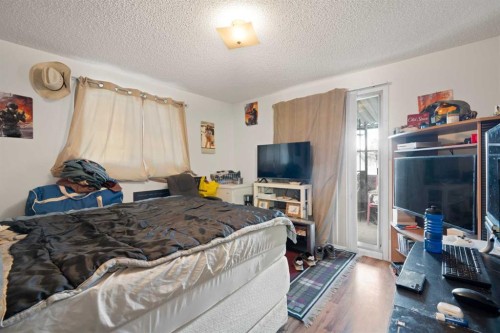 1521 44 Street Se, Calgary, AB - Indoor Photo Showing Bedroom