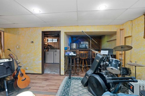 1521 44 Street Se, Calgary, AB - Indoor Photo Showing Gym Room