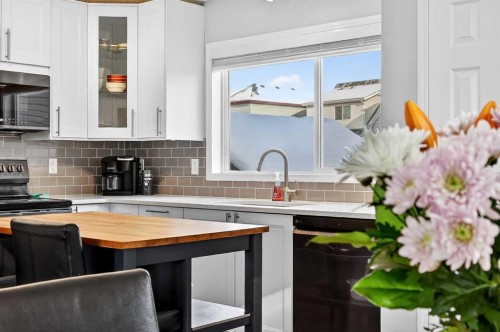 586 Evermeadow Road Sw, Calgary, AB - Indoor Photo Showing Kitchen