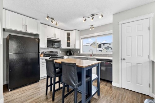 586 Evermeadow Road Sw, Calgary, AB - Indoor Photo Showing Kitchen