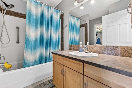 586 Evermeadow Road Sw, Calgary, AB - Indoor Photo Showing Bathroom