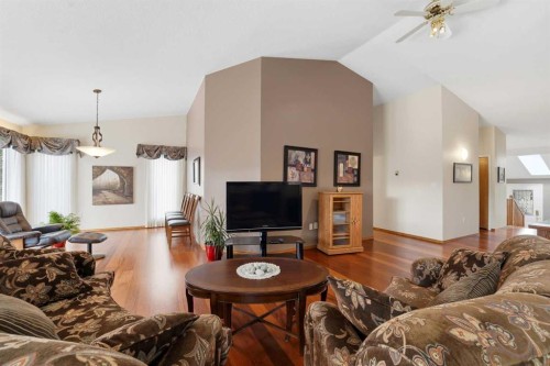 5401 Shannon Drive, Olds, AB - Indoor Photo Showing Living Room