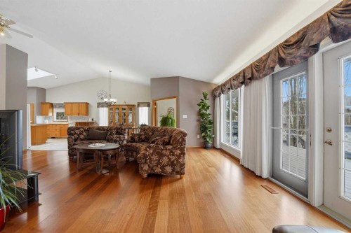 5401 Shannon Drive, Olds, AB - Indoor Photo Showing Living Room