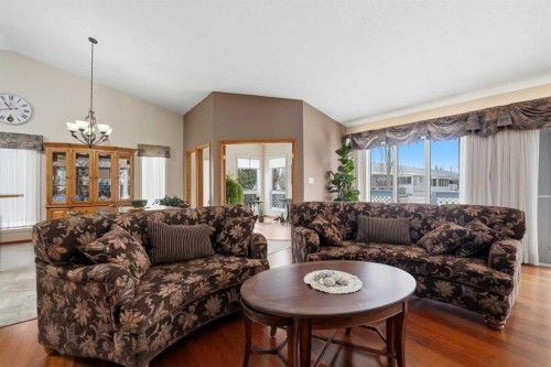 5401 Shannon Drive, Olds, AB - Indoor Photo Showing Living Room