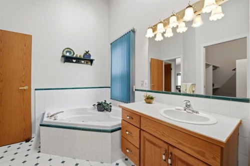 5401 Shannon Drive, Olds, AB - Indoor Photo Showing Bathroom