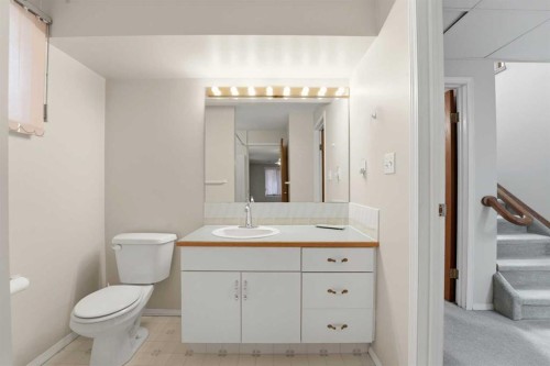 5401 Shannon Drive, Olds, AB - Indoor Photo Showing Bathroom