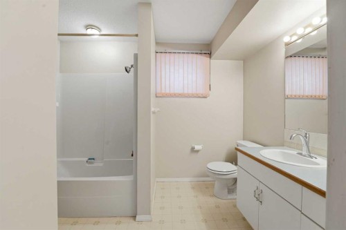 5401 Shannon Drive, Olds, AB - Indoor Photo Showing Bathroom