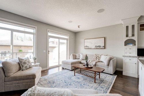 3529 3 Avenue Sw, Calgary, AB - Indoor Photo Showing Living Room