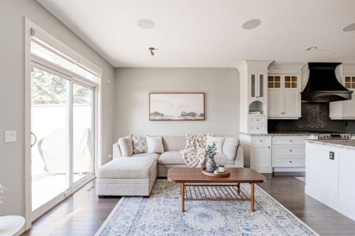 3529 3 Avenue Sw, Calgary, AB - Indoor Photo Showing Living Room