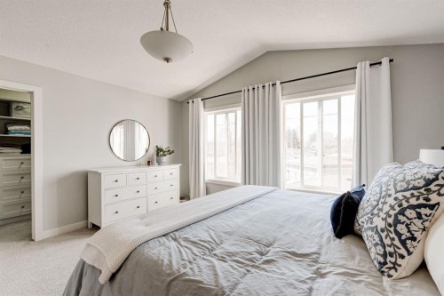 3529 3 Avenue Sw, Calgary, AB - Indoor Photo Showing Bedroom