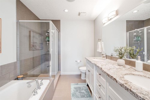 3529 3 Avenue Sw, Calgary, AB - Indoor Photo Showing Bathroom